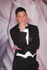 组图：张家辉黑燕尾服现身红毯 复古帅气