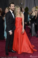 组图：安妮斯顿红裙大气 和男友贾斯汀秀恩爱