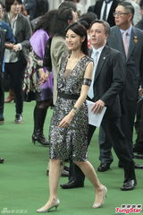 组图：李嘉欣蕾丝短裙露半球 无法接受家庭装