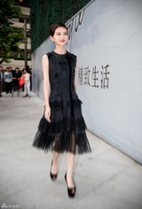组图：景甜黑纱连衣裙现身活动显优雅