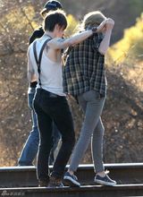 组图：泰勒MV与男模亲昵搂抱 金鸡独立露奶罩