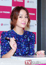 组图：韩星李珉廷亮相粉丝签名会 气质脱俗