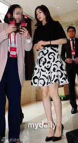 组图：金妍儿参加体育大奖颁奖礼短裙俏丽