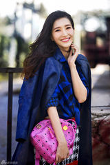 组图：江疏影春日街拍 大气优雅女神范