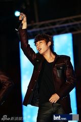 组图：韩组合T-ara等亮相国际和平生命演唱会