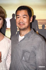 组图：张国立宣传《原乡》 与女演员避嫌