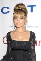 组图：妮可-里奇黑裙亮相复古优雅