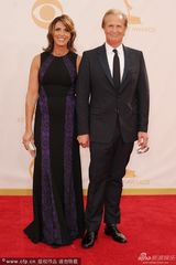 组图：杰夫-丹尼尔斯正装亮相艾美红毯