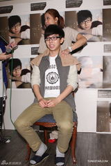 组图：胡夏为演唱会练唱 公司安排按摩缓解压力