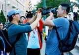 组图：姜文携妻子抵达威尼斯 与记者玩互拍