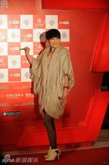 幻灯集：时尚盛典颁奖众星云集 不惧严寒斗礼服