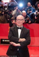 组图：评委团主席詹姆士-沙姆斯双手抱胸