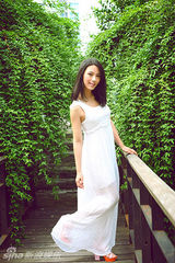 组图：单薇全新森林系唯美写真气质典雅
