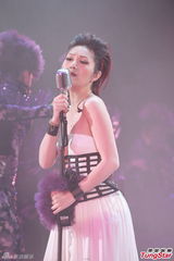 组图：雷颂德个唱献歌儿子 郑秀文助阵掀高潮