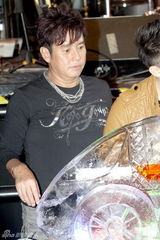 组图：谭咏麟传承摇滚力量提携新人Mr.发新专辑