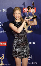 高清：夏奇拉德国领奖 水晶短裙狂舞中国大鼓