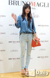 组图：韩星孙丹菲出席活动 露肚脐踩恨天高