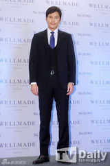 组图：郑雨盛(郑宇成)成宥利站台 挽手合影显亲密