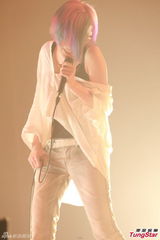 组图：歌手张悬香港开音乐会 炫彩短发超High