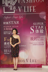 组图：施诗录制《时尚V生活》演绎浪漫碎花风情