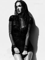 高清组图：梅根-福克斯最新性感黑白写真