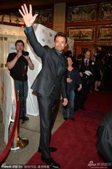 组图：休杰克曼挺《囚徒》首映 与杰克勾肩合照