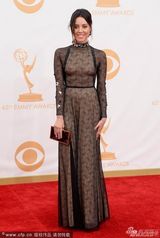 组图：奥布瑞-普拉扎黑纱裙亮相艾美红毯