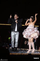 组图：丁当小巨蛋开唱任贤齐助阵 与杜德伟热舞