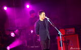 组图：许巍新专辑首唱会 黑衣动情演唱掀青春回忆