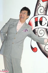 组图：杜德伟与嫩妻台北婚宴 宣告两年后再造人