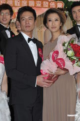 组图：谢婷婷安志杰甜蜜秀 对霆锋柏芝复合不表态