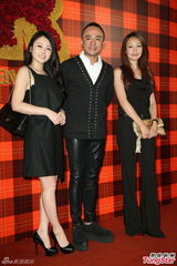 组图：黄小柔出嫁盼造人 穿低胸婚纱挽老公亮相