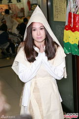 组图：温碧霞含泪为母亲设灵哀伤拒受访