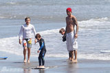 组图：贝克汉姆带儿子军团冲浪 享受假日时光