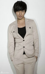 组图：成毅时尚大片青涩蜕变绅士庄重气质