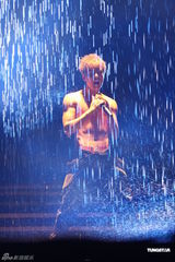 组图：吴克群个唱湿身秀腹肌 和女模互摸掀高潮