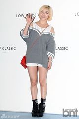 组图：韩团missA&BlockB成员出席品牌时装展