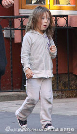 幻灯图集：休杰克曼一家三口外出 女儿艾娃可爱