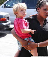 组图：小甜甜大露背幼儿园外接爱子上演天伦秀