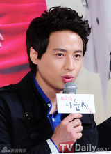 组图：IU紧身裙性感亮相宣传《最佳李顺心》