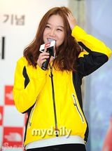 组图：孔孝真休闲装出席品牌活动 笑容明朗