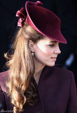 高清图：英国王室圣诞节现身教堂凯特帽子抢眼