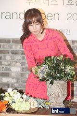 组图：韩星孔贤珠举办插花试演会