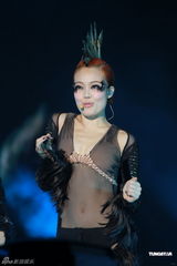 组图：容祖儿广州个唱频换战衣 百变造型回馈歌迷