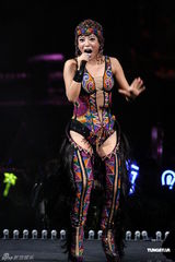 组图：丁当小巨蛋开唱任贤齐助阵 与杜德伟热舞