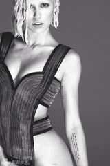 组图：21岁麦莉湿身全裸大尺度出镜 性感诱人