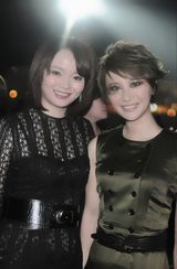 组图：尚雯婕受邀顶级奢侈品大秀 与张曼玉同场交流