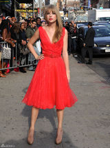 高清图：年度女人音乐奖泰勒-斯威夫特红裙美艳