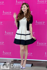 组图：少女时代Jessica冰山公主露甜美笑容