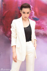 组图：张馨予“男人婆”写真 白色西装妩媚干练